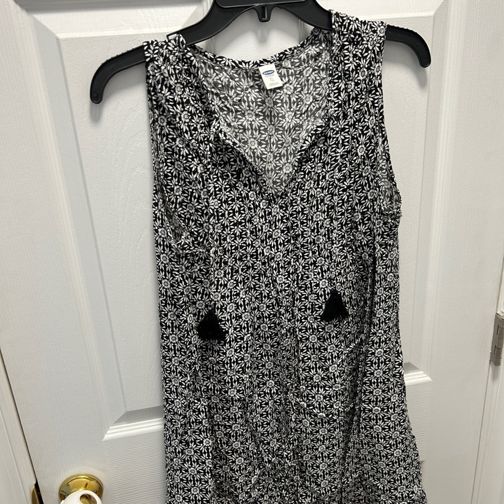 Black and White Sleeveless Dress XL